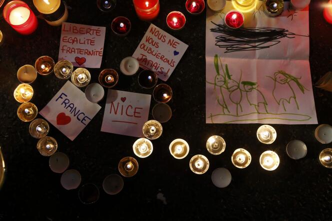 Bougies et messages déposés sur la promenade des Anglais en hommage aux victimes des attentats de Nice, le 17 juillet 2016.