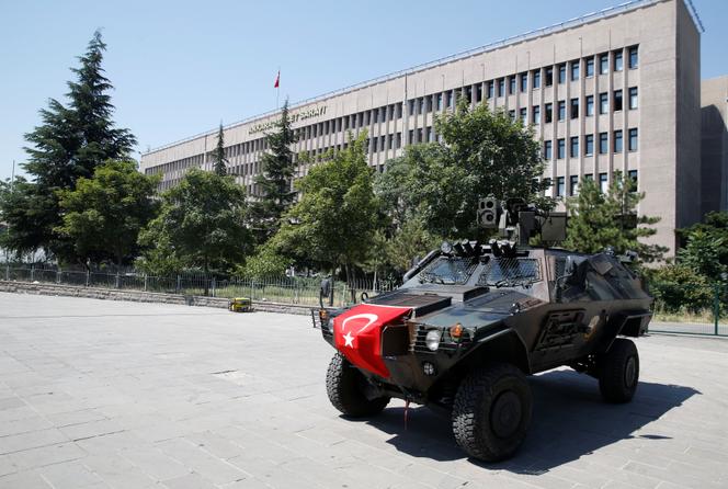 Un véhicule blindé des forces spéciales de police devant le Palais de justice d’Ankara, après une tentative de coup d’Etat, le 18 juillet 2016.