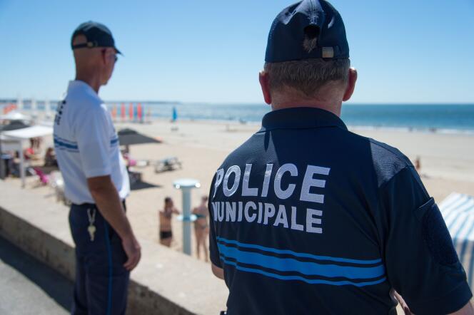Des officiers de la police municipale de La Baule patrouillent en bord de mer, le 18 juillet 2016.