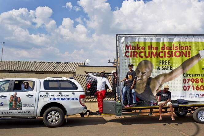 Campagne d’affichage mobile vantant les mérites de la circoncision. Ici, dans les rues de Soweto, en janvier 2015.