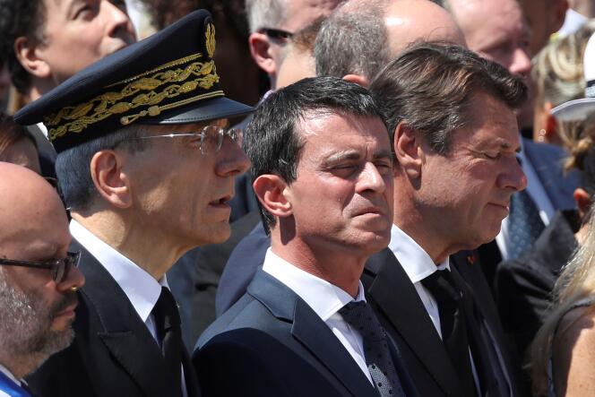 Le préfet des Alpes-Maritimes Adolphe Colrat, le premier ministre Manuel Valls et le président de la région Paca Chrsitain Estrosi, le 18 juillet 2016, sur la Promenade des Anglais à Nice, lors de la minute de silence pour les victimes de l’attentat.