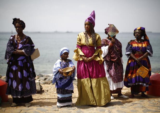 Femmes sénégalaises en tenue traditionnelle d’apparat pour la visite du président américain Barack Obama le 27 juin 2013.