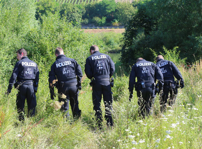 Des policiers près du lieu où un Afghan de 17 ans a blessé les passagers d’un train régional à Würzburg, en Bavière, dans le sud de l’Allemagne.