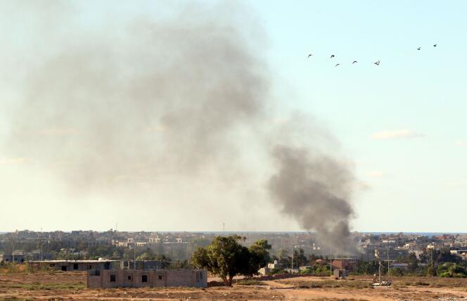 De la fumée sort des bâtiments bombardés par les forces aériennes du gouvernement de Fayez El-Sarraj visant l’organisation Etat islamique, le 18 juillet 2016 à Syrte, en Libye.