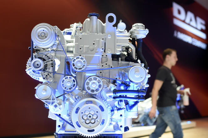 Presentation d’un moteur de camion sur le stand DAF du Salon international de l’automobile à Hanovre, en 2014.