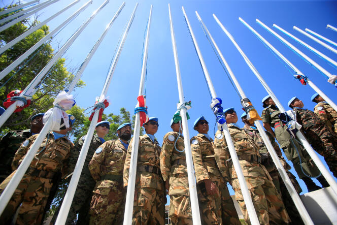 Les soldats des Forces Intérimaires des Nations Unies au Liban devant leurs drapeaux  croisés, le 19 juillet 2016 au quartier général de l’ONU à Naqoura, au Liban