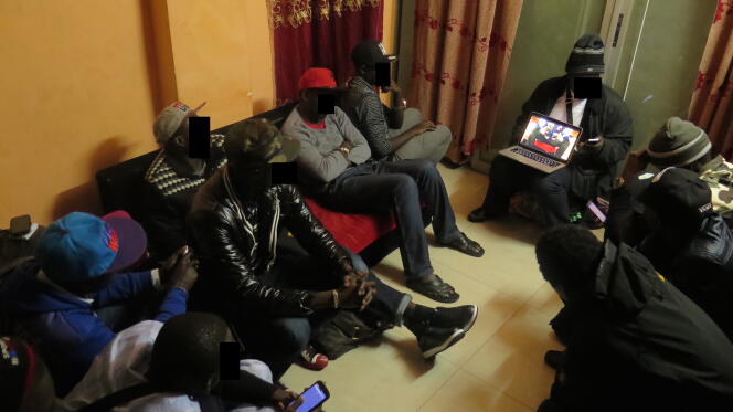 Des Gambiens réunis dans un appartement de Canton, en juin 2016.