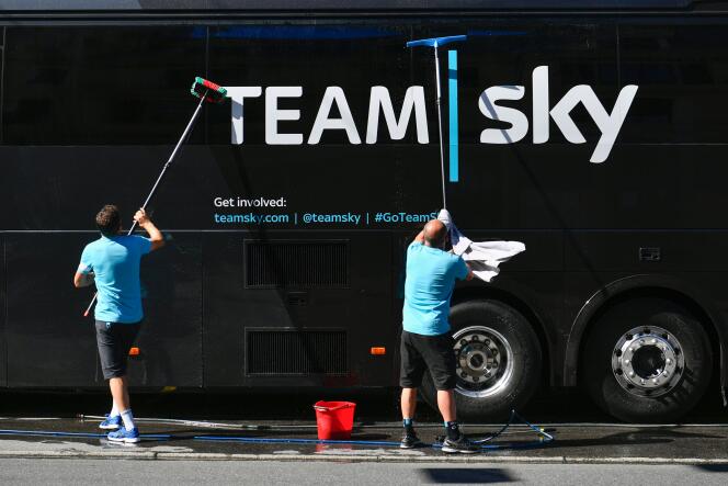 Des employés de la Sky nettoient le bus de l’équipe durant le Tour de France 2016.