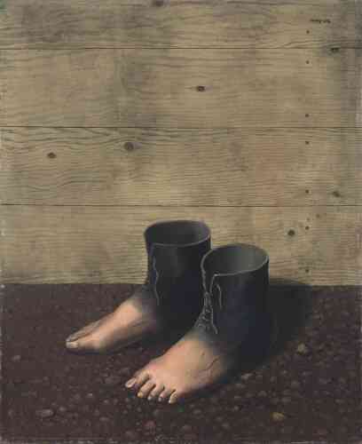 « Max Ernst aurait signalé à Magritte l’enseigne d’un cordonnier de Touraine qui apportait une réponse au “problème” du soulier. La solution des chaussures en peau de pieds apparaît à Magritte d’une telle évidence qu’il en multiplie les variantes. “On ressent, grâce au ‘Modèle rouge’ que l’union d’un pied humain et d’un soulier de cuir relève en réalité d’une coutume monstrueuse.” »