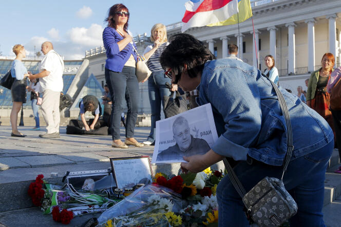 Des fleurs sont déposées en la mémoire du journaliste Pavel Sheremet à Kiev, en Ukraine, le 20 juillet 2016.