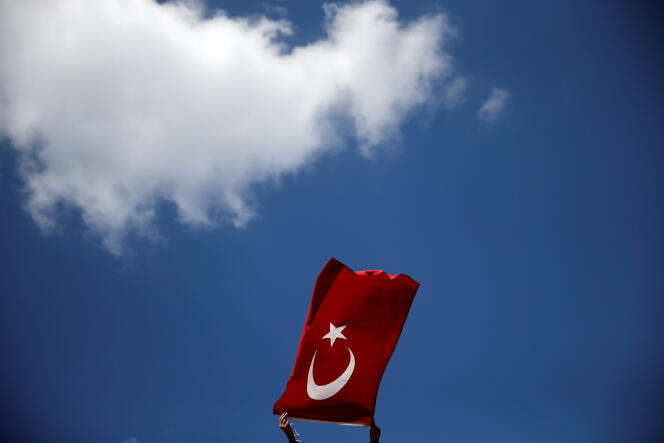 Un drapeau turc, le 19 juillet à Istanbul.