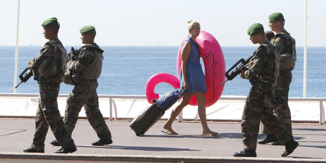 Des soldats patrouillent sur la promenade des Anglais, à Nice, le 20 juillet.