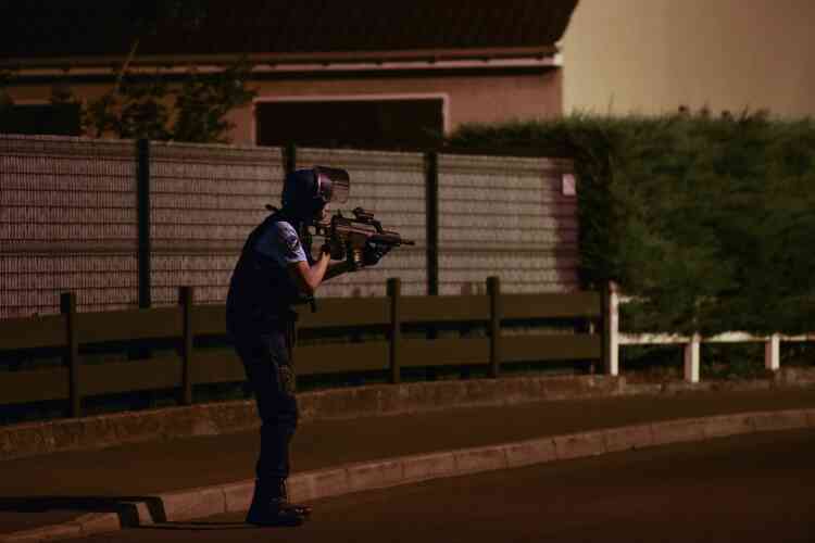 Intervention des forces de police et de gendarmerie dans la cité Boyenval (Beaumont-sur-Oise), où habitait Adama Traoré, 24 ans, mort dans la nuit de mardi 19 à mercredi 20 juillet au cours de son transfert vers la gendarmerie de Persan-Beaumont. Des affrontements entre jeunes et policiers ont eu lieu mercredi après-midi.