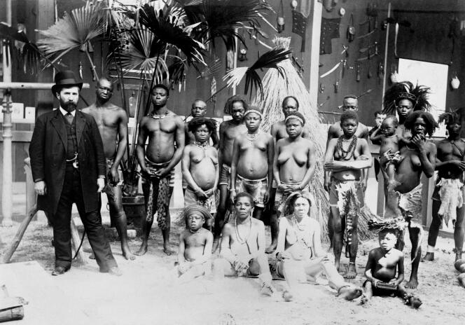 Groupe d'indigènes africains, avec un personnage européen, à l’Exposition universelle de 1900.