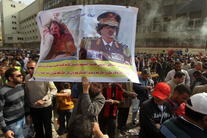Manifestation au Caire en novembre 2011, place Tahrir, un mois après la mort du dictateur libyen Mouammar Kadhafi le 20 octobre.