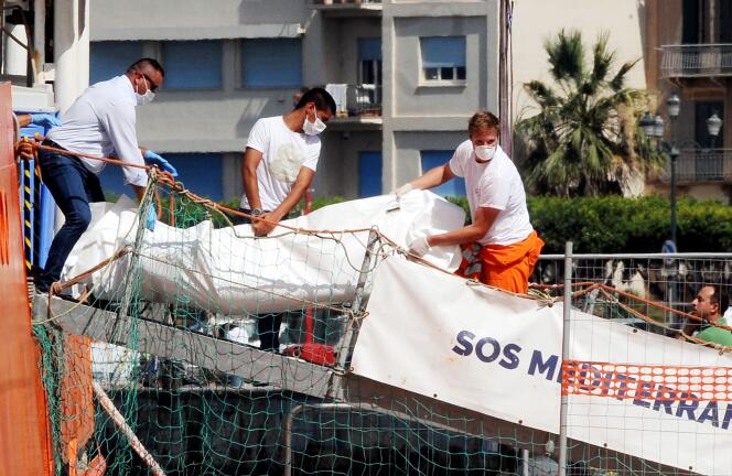 Le corps d’un migrant mort en Méditerranée est débarqué au port de Trapani, en Sicile, le 22 juillet 2016. Vingt-deux corps avaient été découverts après le naufrage de leur canot pneumatique.