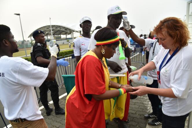 A Malabo, en Guinée équatoriale, opération de prévention avant un match de foot entre le Sénégal et l’Algérie, en 2015, pendant la coupe d’Afrique.