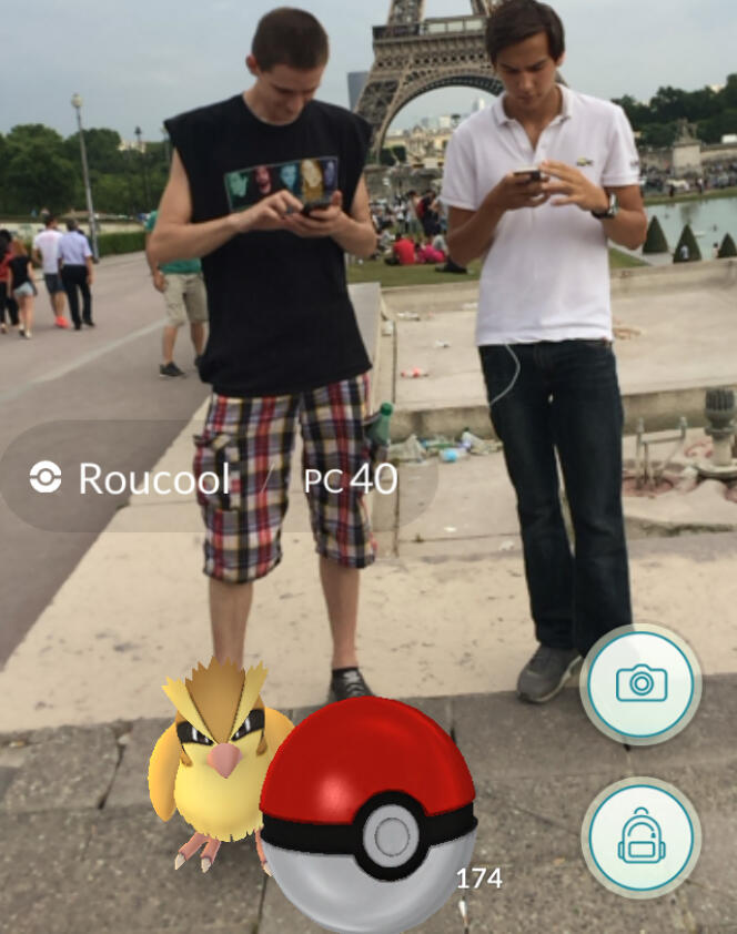 Les Pokémon et les dresseurs se mêlent aux touristes de l’esplanade du Trocadéro.