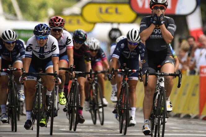 L’Australienne Chloe Hosking en tête du sprint sur les Champs-Elysées, dimanche 24 juillet, pour la troisième édition de La Course by Le Tour de France.