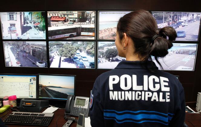 Une policière regarde les caméras de vidéosurveillance, le 8 août 2011 à Nice.