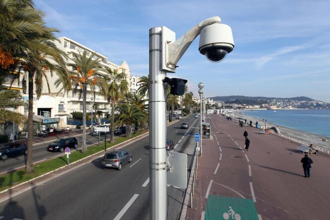 Une caméra de surveillance sur la Promenade des Anglais, à Nice (Alpes-Maritimes), en 2012.