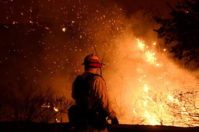 Malgré les efforts de 3 000 pompiers, l’incendie « Sand Fire », au nord de Los Angeles, était encore loin d’être maîtrisé le 25 juillet 2016.