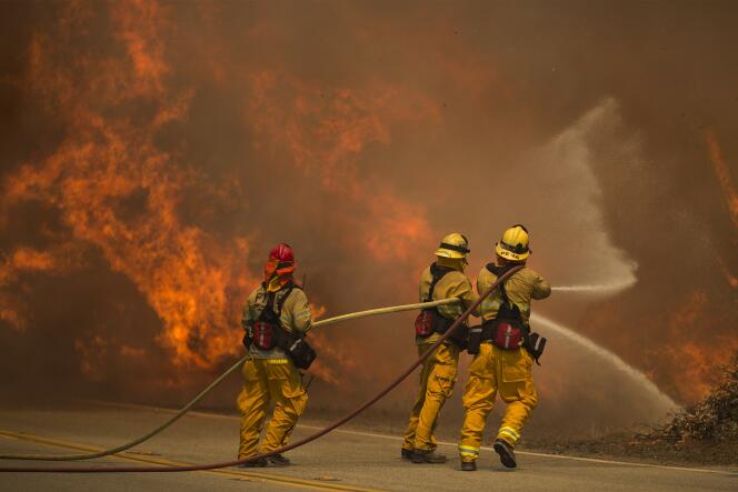 Des pompiers combattent les flammes à Sant Clarita, en Californie, le 24 juillet 2016.