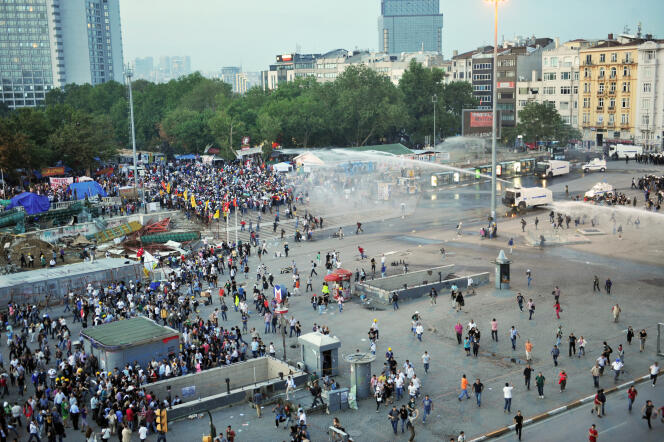 Le 15 juin 2013, la police utilise un canon à eau pour disperser des manifestants sur la place Taksim, à Istanbul.