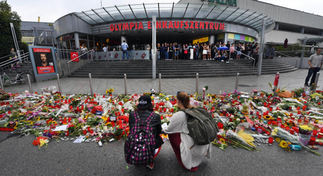 Hommage aux victimes du forcené de Munich, devant le centre commercial Olympia, le 25 juillet 2016.