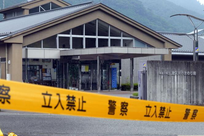 Derrière le ruban de la police, le centre de soin Tsukui Yamayuri-En, le 26 juillet.