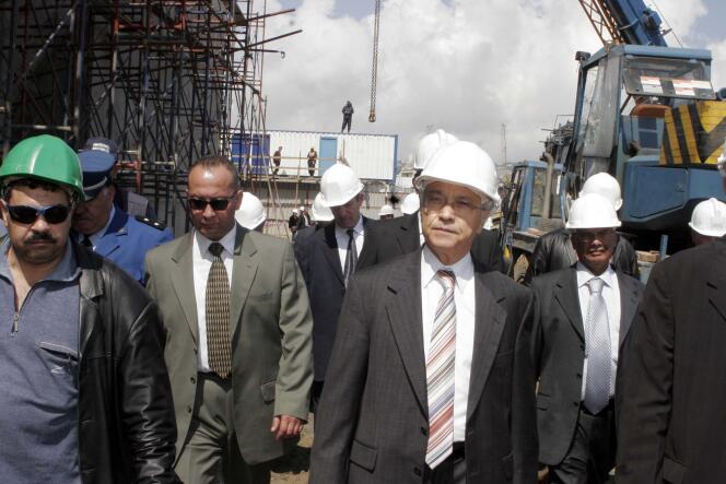 Chekib Khelil (au centre ), alors ministre algérien de l’énergie, ici en 2007. Les juges italiens le soupçonnent d’avoir contraint ENI à utiliser Farid Bedjaoui comme intermédiaire, afin d’organiser la redistribution des commissions, notamment à son épouse.