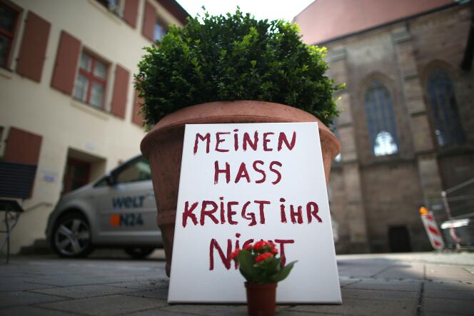 Une pancarte « Vous n’aurez pas ma haine », devant un pot de fleurs à Ansbach (Bavière), le 26 juillet 2016.
