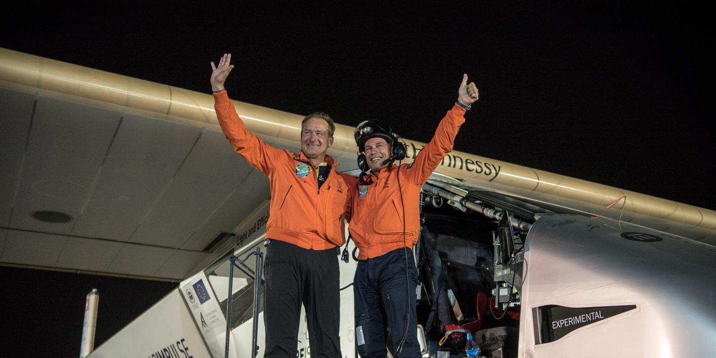L Avion Solaire Solar Impulse 2 Boucle Le Premier Tour Du