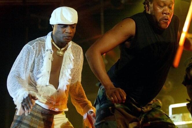 Koffi Olomidé (à gauche) lors d’un concert à Dakar en 2005.