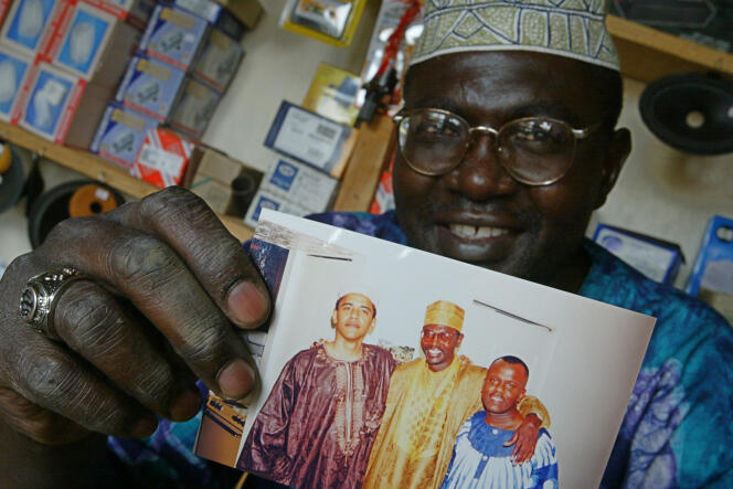 Malik Obama, le demi-frère du président américain, dans sa boutique au Kenya.