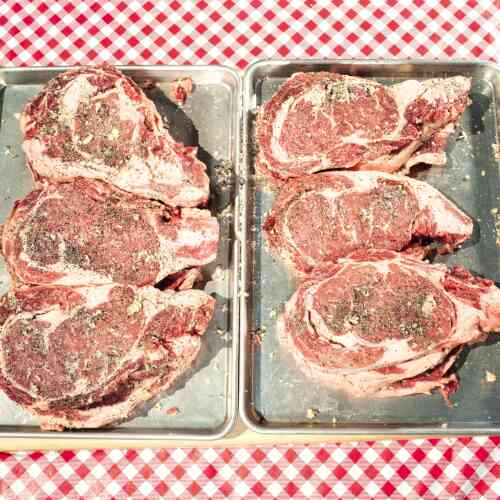 Plat de viande prêt à cuire au restaurant Tyler Frazer’s, à Amarillo (Texas).