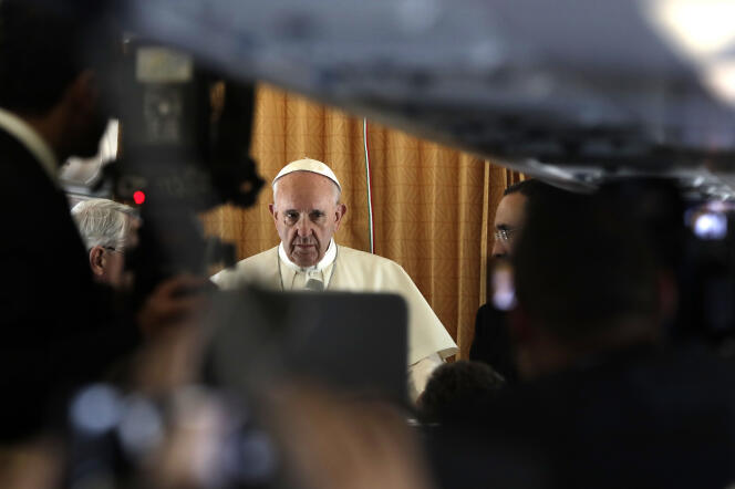Le pape François dans l’avion qui le menait aux JMJ, mercredi 27 juillet.