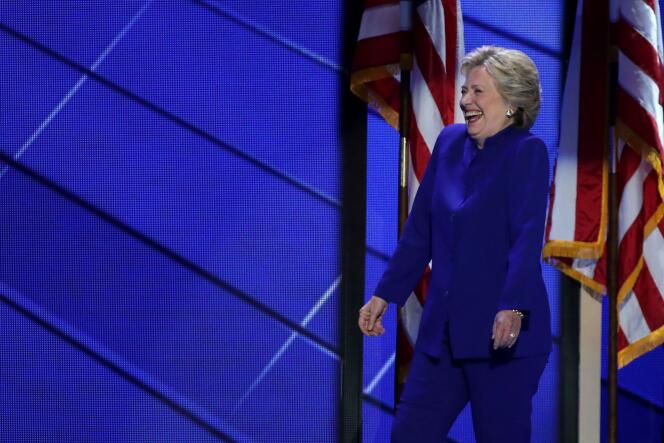 Hillary Clinton et son tailleur bleu, lors de la convention démocrate à Philadelphie (Pennsylvanie), mercredi 27 juillet