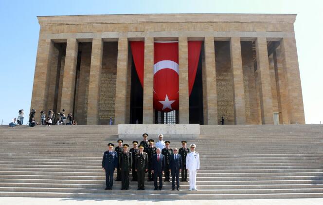 Le premier ministre turc Binali Yildirim et des membres du conseil militaire suprême, à Ankara, le 28 juillet.