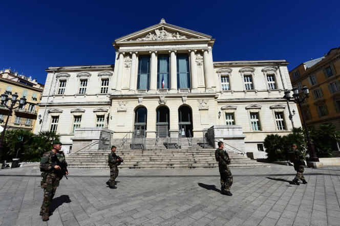 Des militaires français patrouillent devant le palais de justice de Nice, le 15 juillet 2016.
