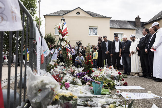 Après la grande prière du vendredi, les musulmans de Saint-Etienne-du-Rouvray ont déposé une gerbe de fleurs et ont observé une minute de silence devant l’église où a été tué le père Hamel le 26 juillet.