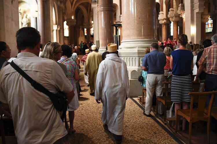 Des musulmans assistent à la cérémonie au sein de l’église, à l’occasion de la journée de jeûne et de prière.