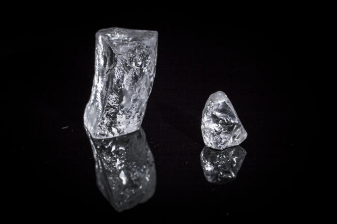 Le diamant « 4 de Fevereiro » vu après avoir été scindé en deux lors de sa première taille, le 29 juin. Le morceau de droit fait 44 carats, celui de gauche 360 carats.