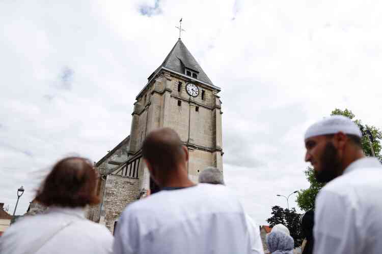 Des musulmans devant l’église de Saint-Etienne-du-Rouvray.
