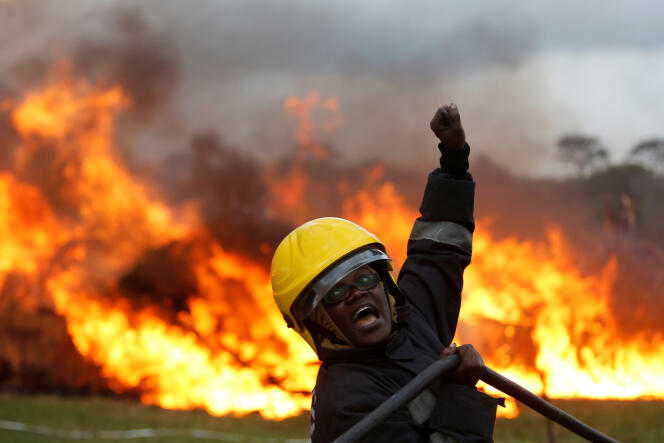 Un pompier kenyan, en avril 2016.