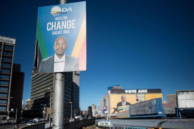 A Johannesburg, les sondages sont serrés entre l’ANC de Jacob Zuma et l’Alliance démocratique, alors que des affiches des deux partis fleurissent en ville.