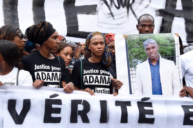 Une des soeurs d’Adama Traoré lors d’une marche demandant la vérité sur les circonstances de la mort du jeune homme, à Paris le 30 juillet 2016.