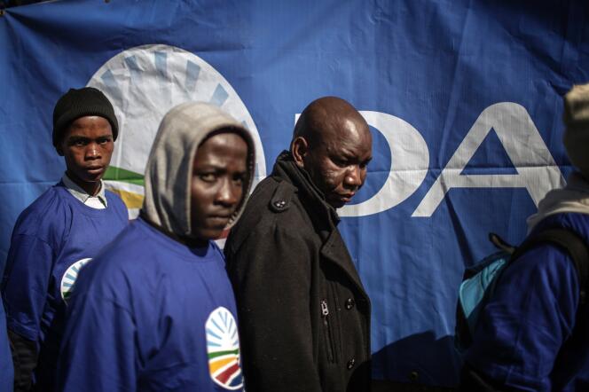 Des militants de l’Alliance Démocratique (DA), principal parti d’opposition à Jacob Zuma, lors du meeting du 31 juillet au stade de Dobsonville, à Soweto.