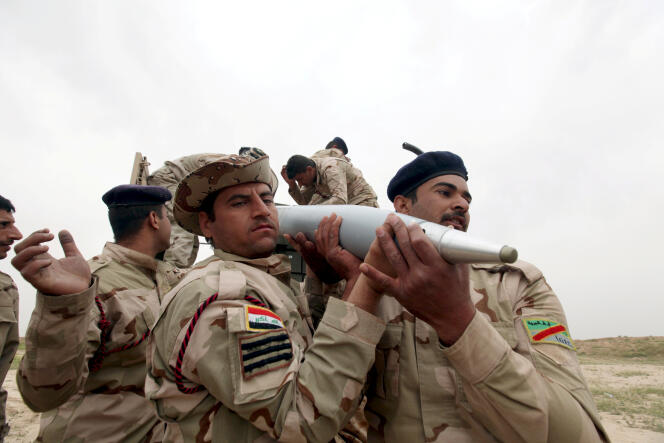 Des soldats irakiens, près de Makhmour, au sud de Mossoul, en mars.