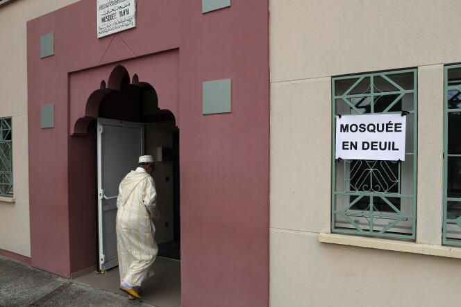 Devant la mosquée Yahia, à Saint-Etienne-du-Rouvray, le vendredi 29 juillet.